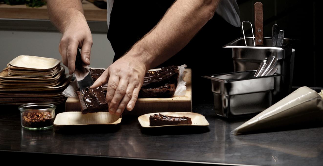 Händer som lägger upp chocolate brownies