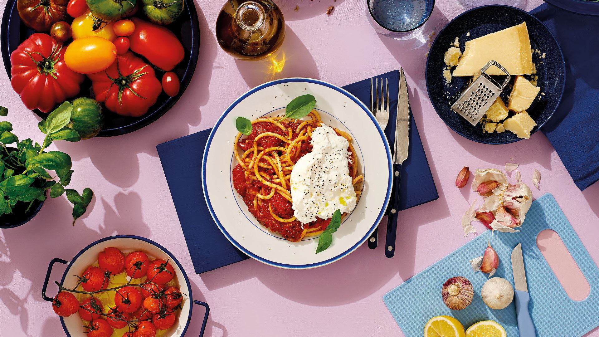 vištiena su bulvėmis skardoje ir įvairūs padažai