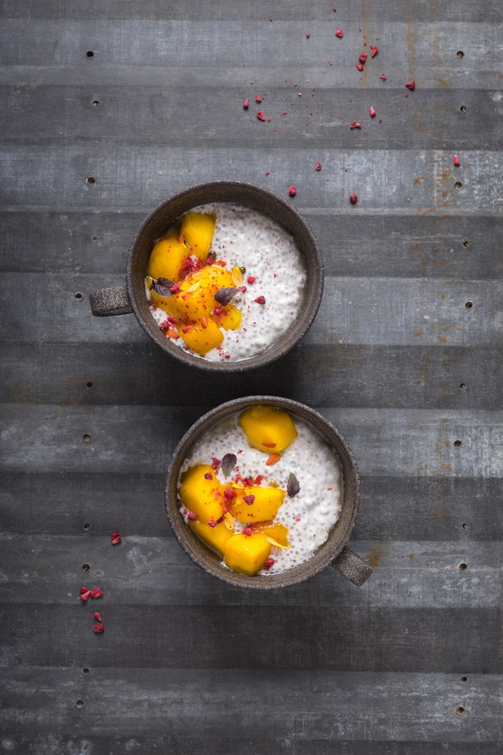 Chia puding kookosjoogi, rohelise pipra siirupi ja mango tükkidega 