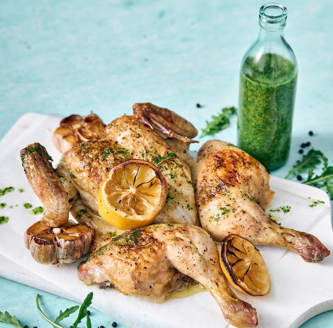 vistas cepetis ar citornu un ķiploku uz galda