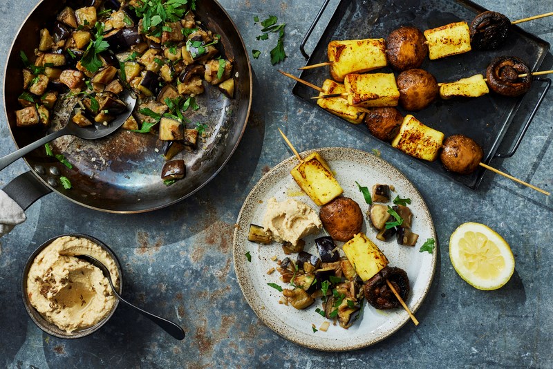 Brochettes végétariennes halloumi/champignons, houmous et aubergine