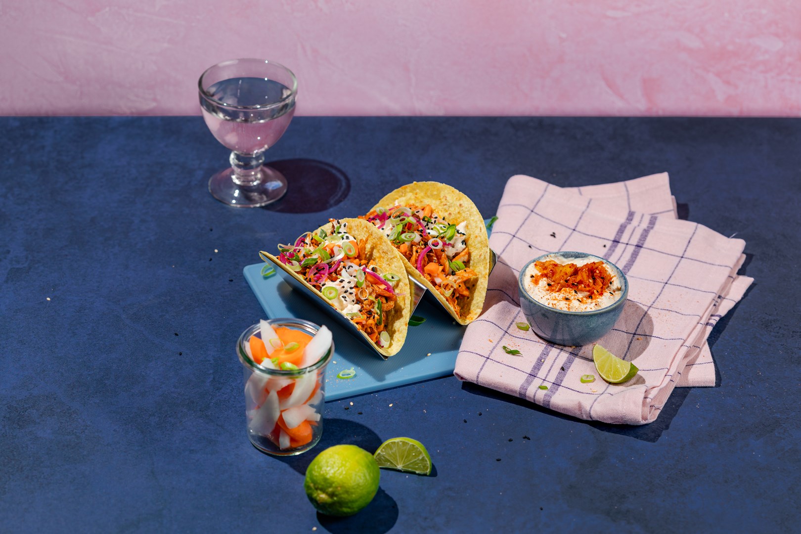 Korean BBQ kip taco’s met kimchi-yoghurtsaus en ingelegde groenten