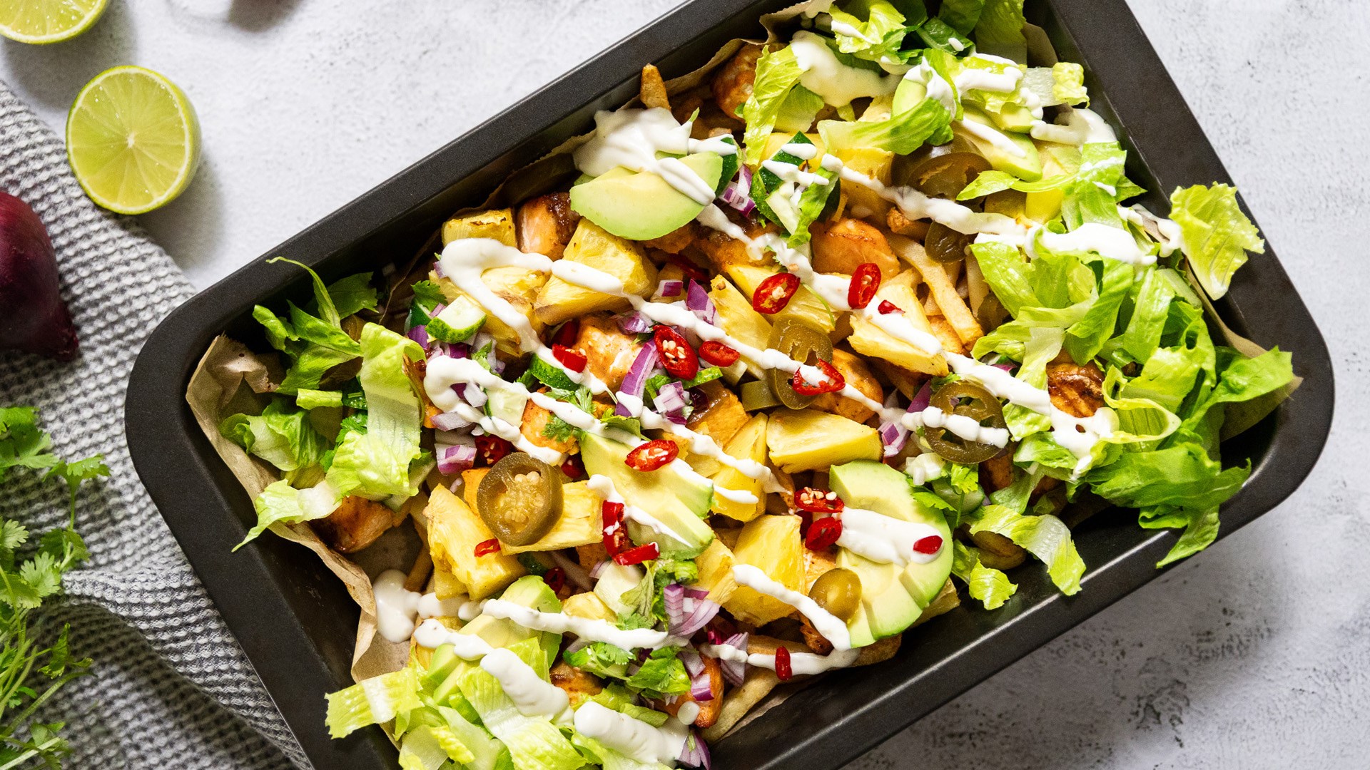 Laetud friikartulid lõhe ja ananassiga