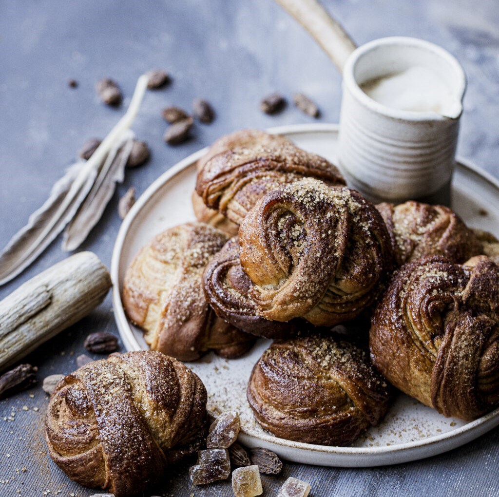 gardas kardamona maizītes šķīvī uz galda