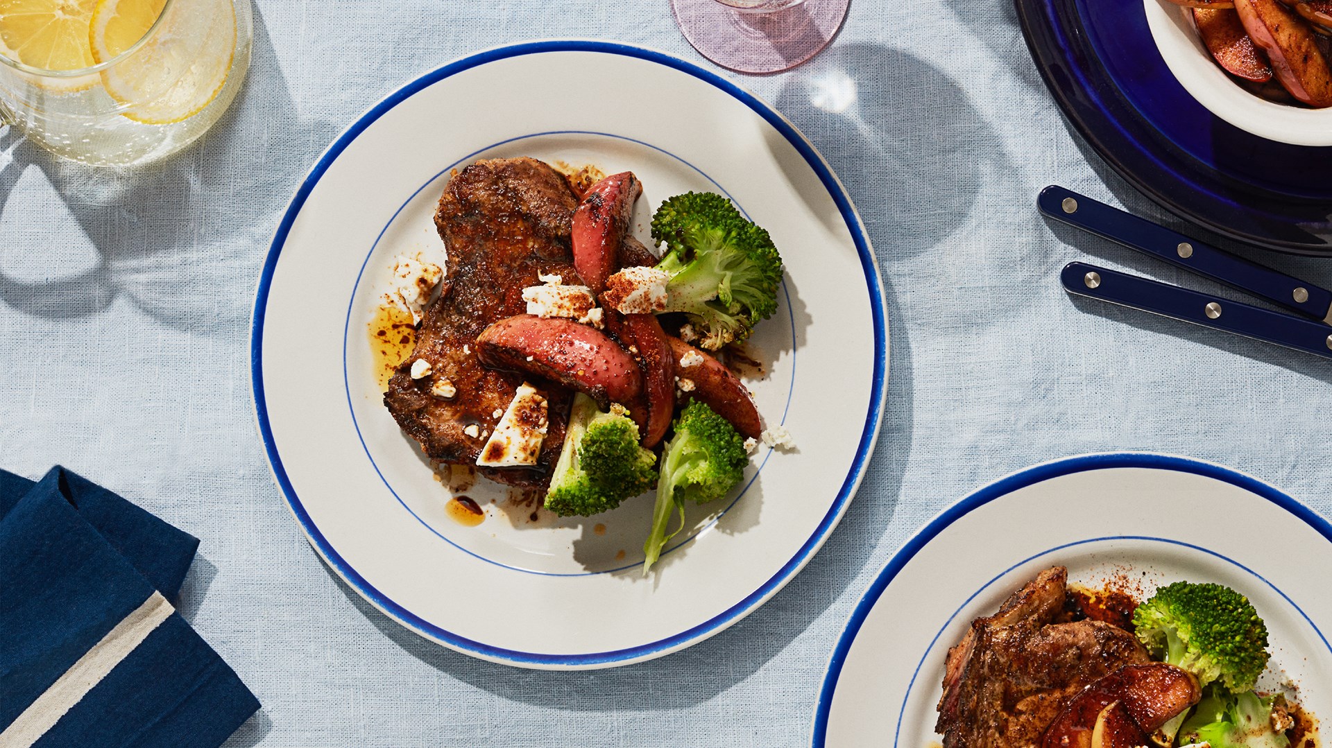 stekta fläskotletter med karamelliserade äpplen, smulad fetaost och broccoli