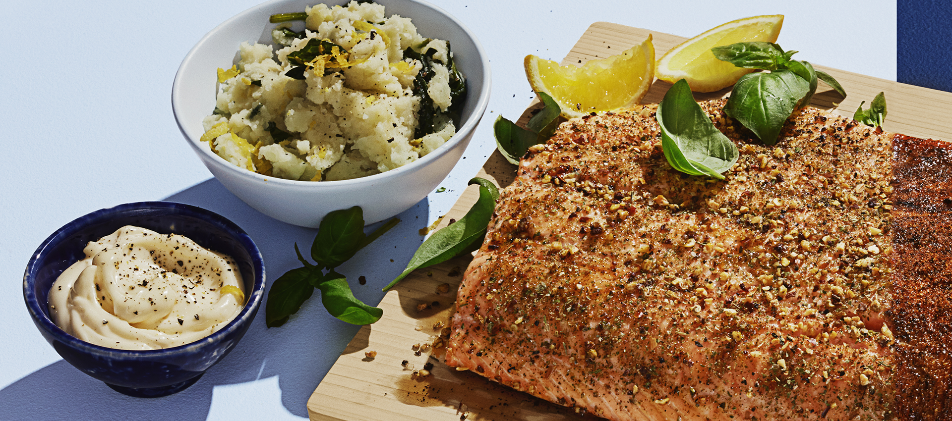 Ugnsbakad lax med smak basilika och vitlök. Serverad med potatisstomp som tillbehör.