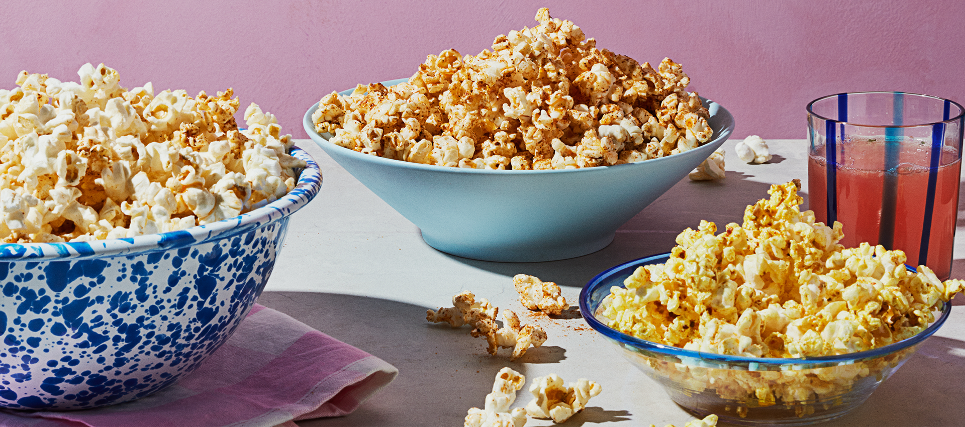 Popcorn smaksatta med kryddor. Här med Sriracha, Curry Mango och Thai Red Curry