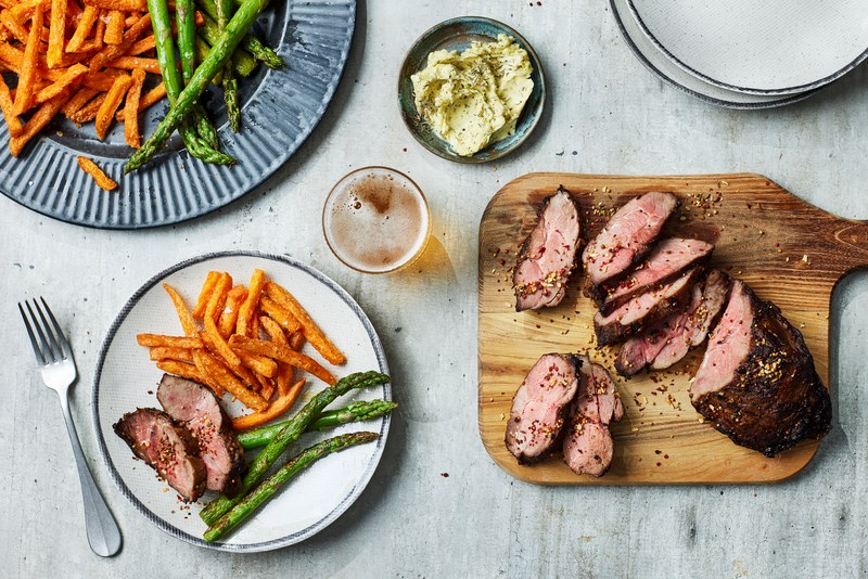 Everzwijn met asperges en zoete aardappelfrietjes