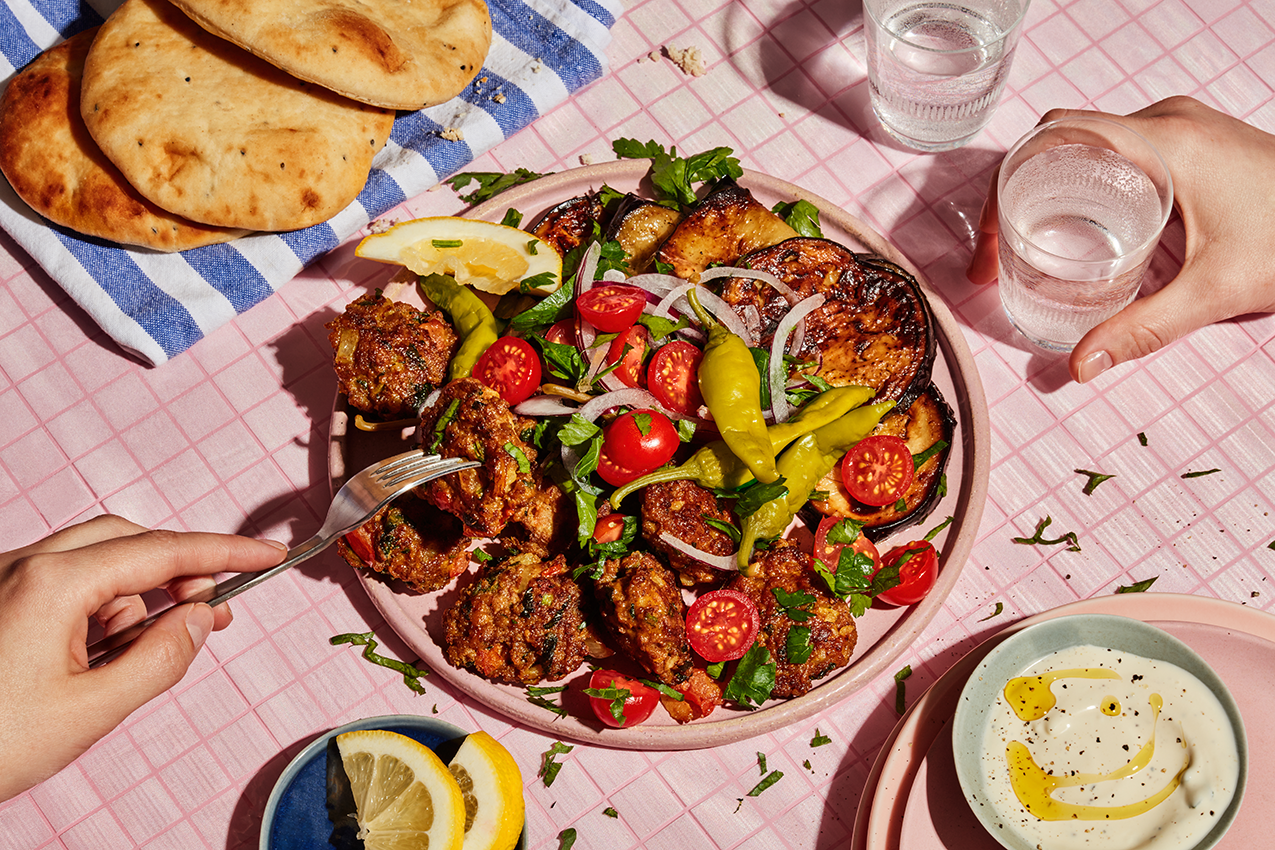 köttfärsbiffar på tallrik med tillbehör på bordet