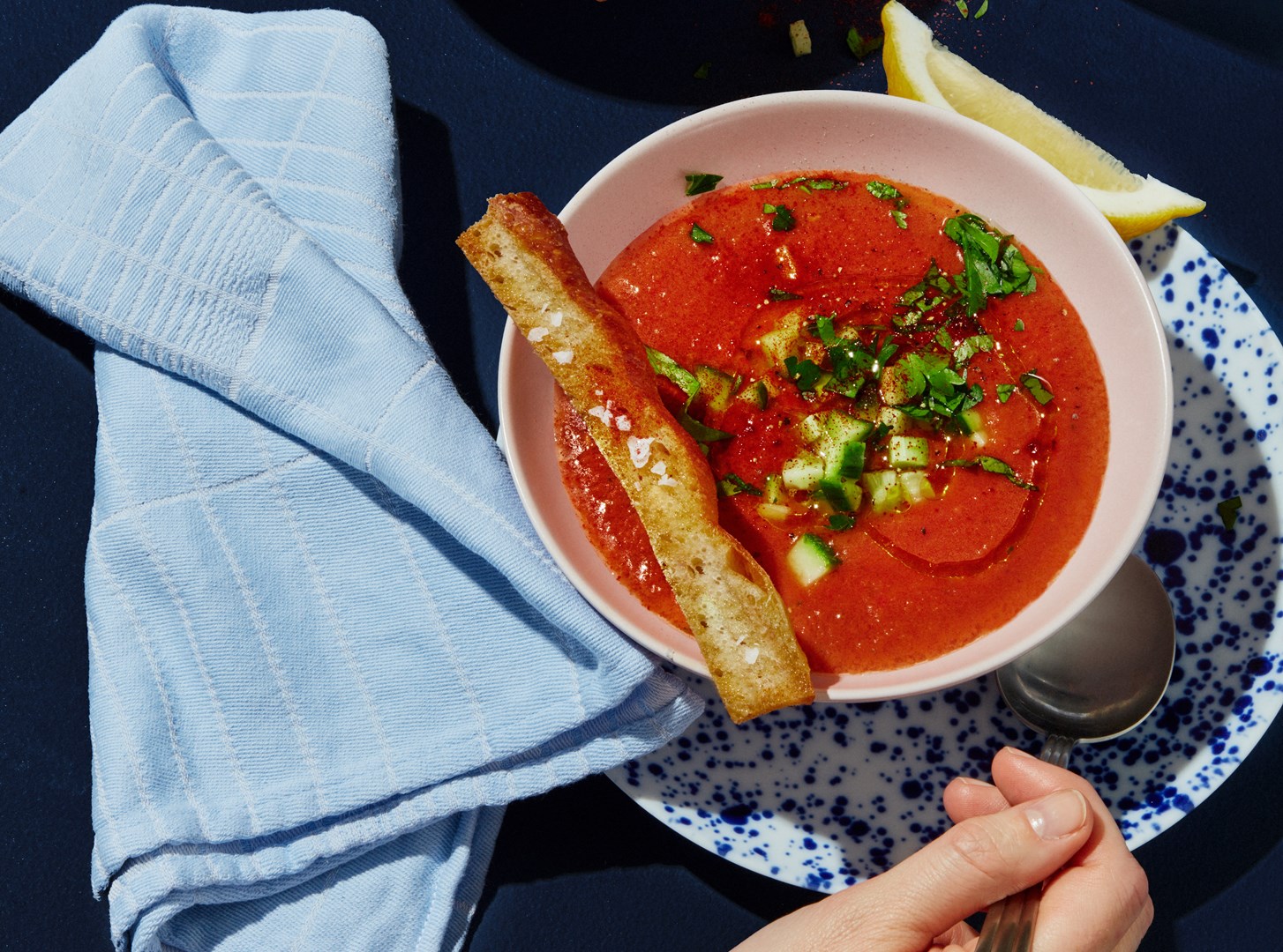 gazpacho med tillbehör serverad i tallrik