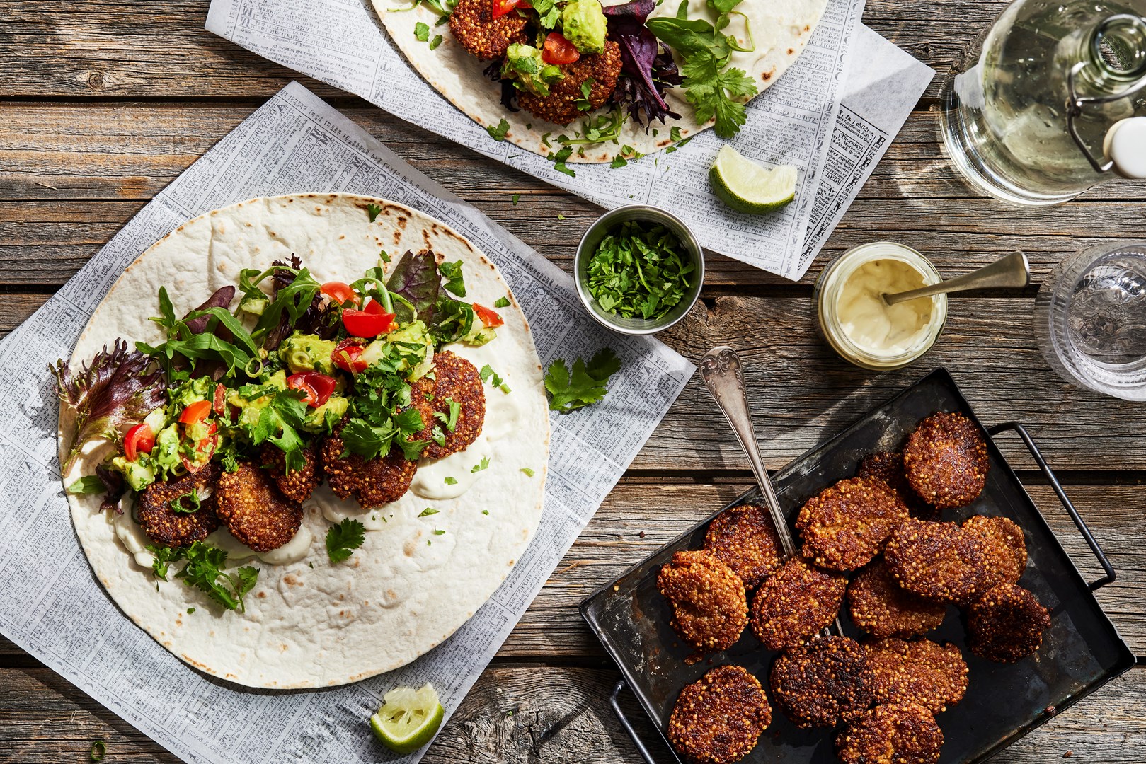 tortilla och nuggets på ett bord