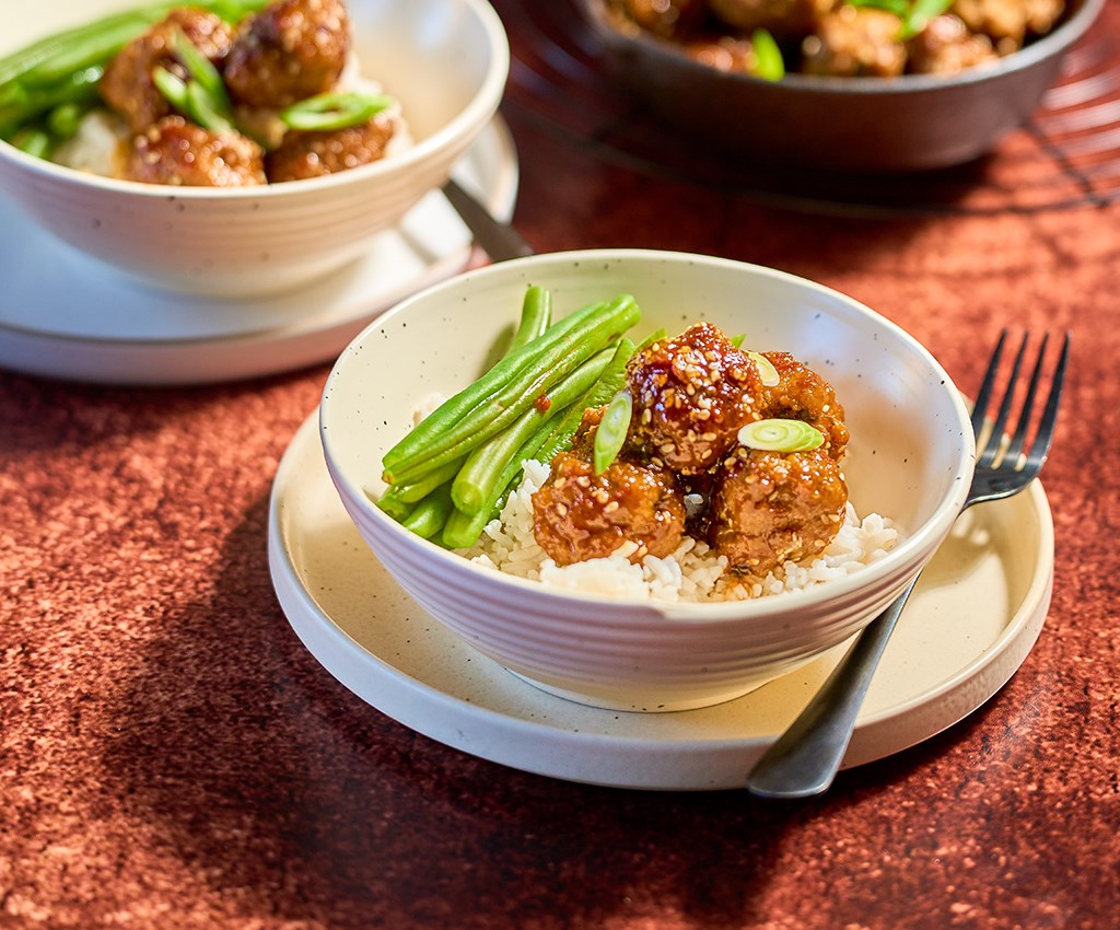 Gaļas bumbiņas, pasniegtas traukos uz galda