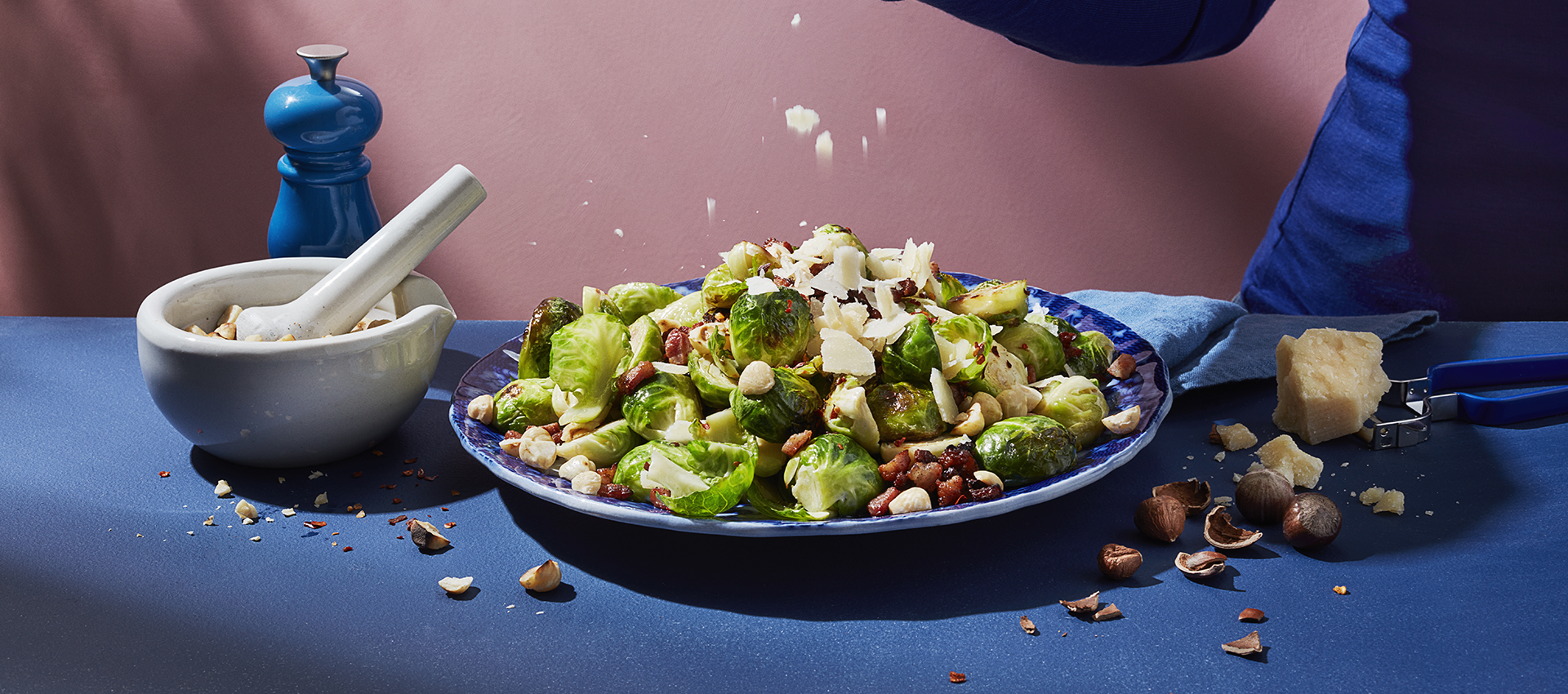 bryssekålsallad på tallrik som toppas med  parmesan