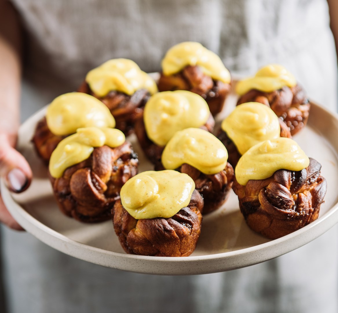 kanēļa kēksiņi uz paplātes