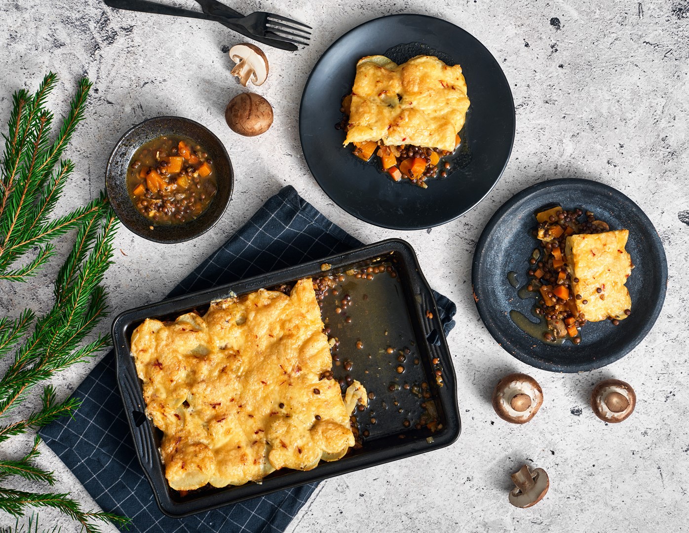 kartupeļu un lēcu sacepums, pasniegts uz galda