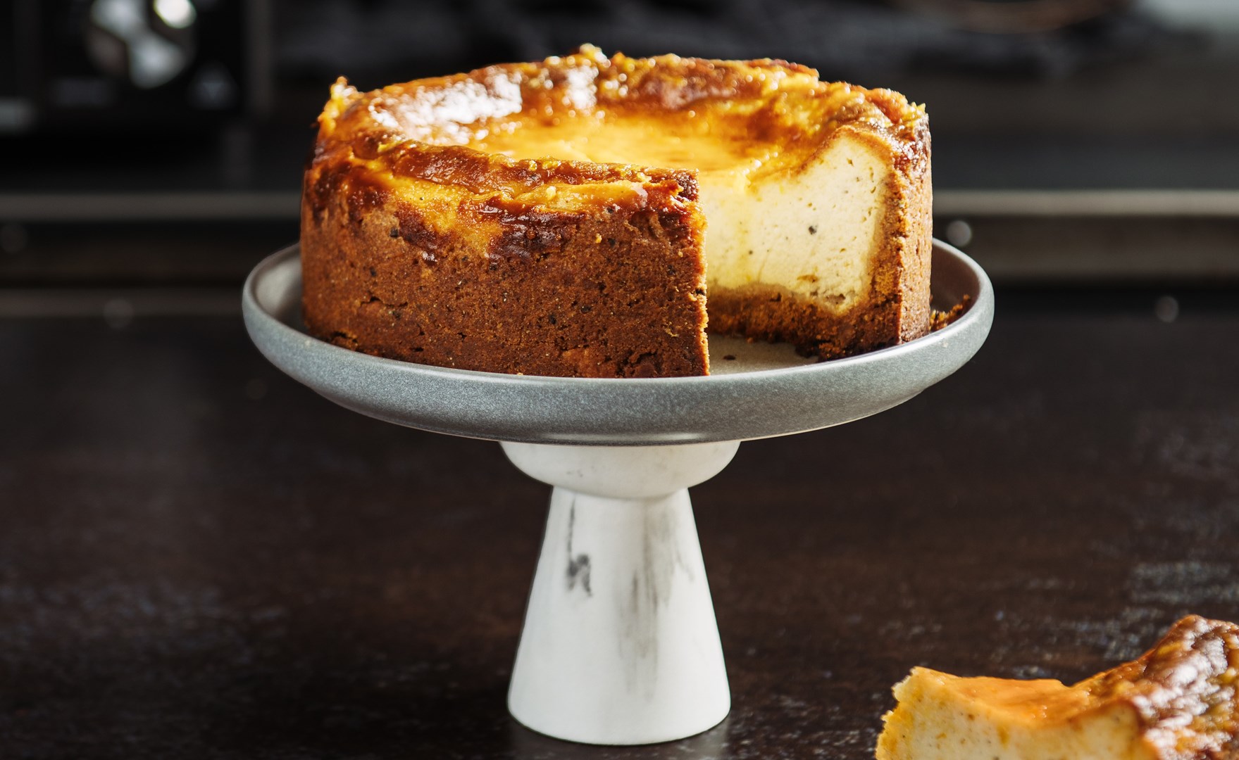 kardamona siera kūka traukā uz galda