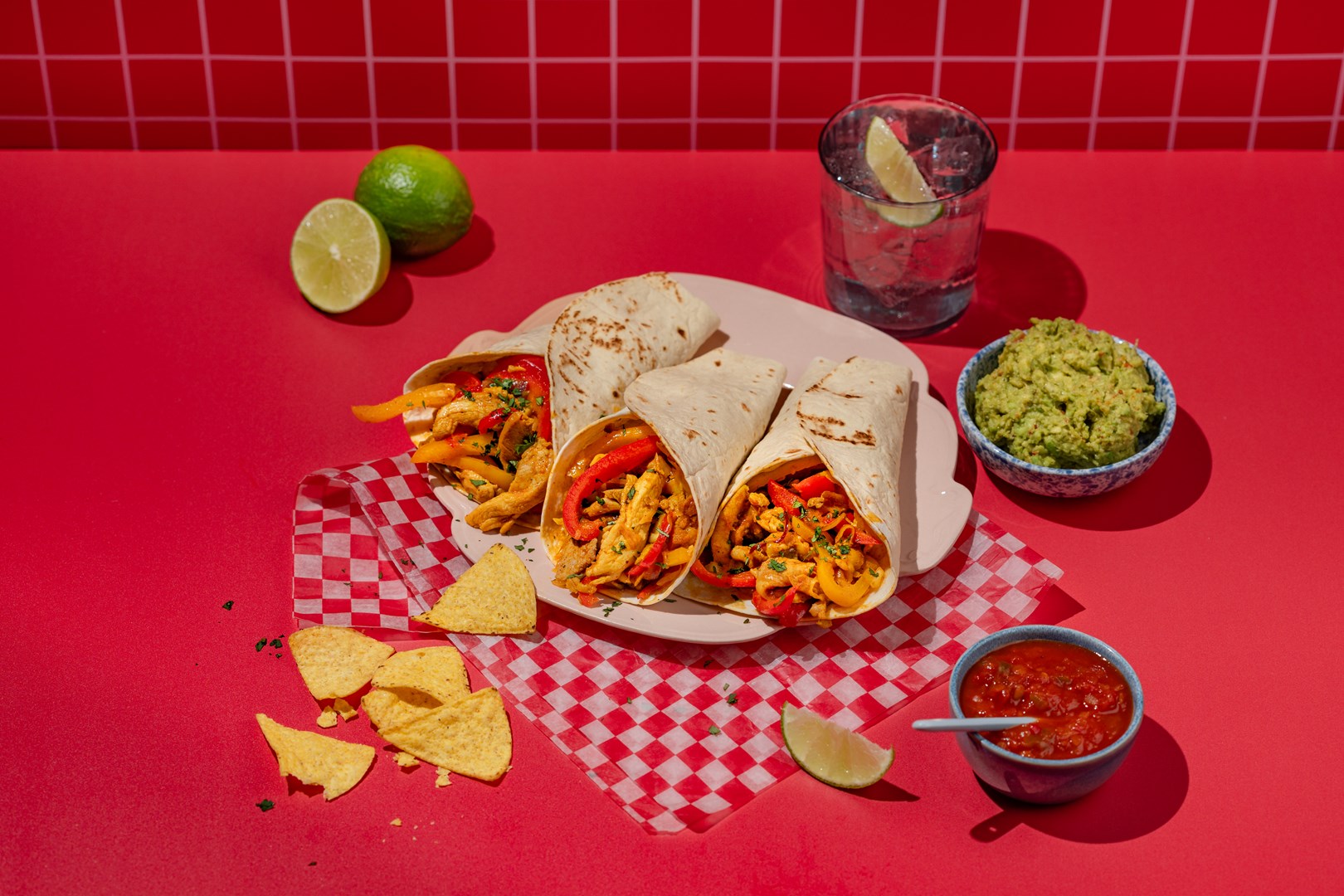 Kip fajita’s met ui, paprika, kool en salsa