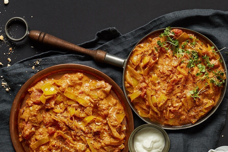 cepti kāposti ar tomātiem pannā