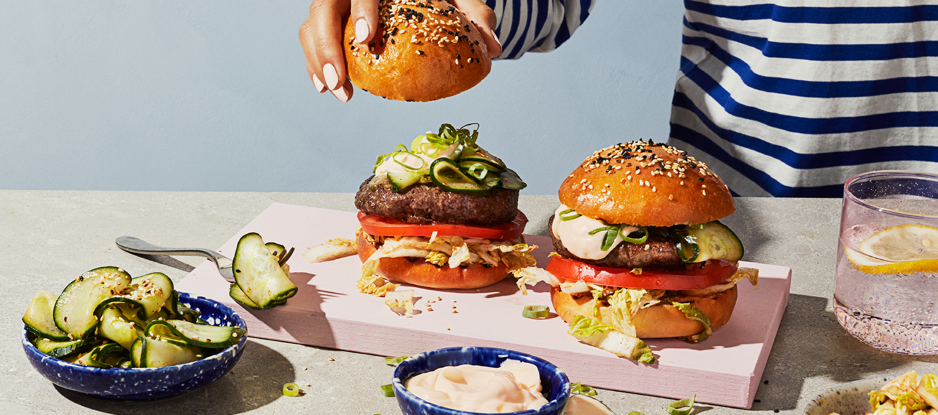 Burger bbq coréen au concombre et kimchi rapide