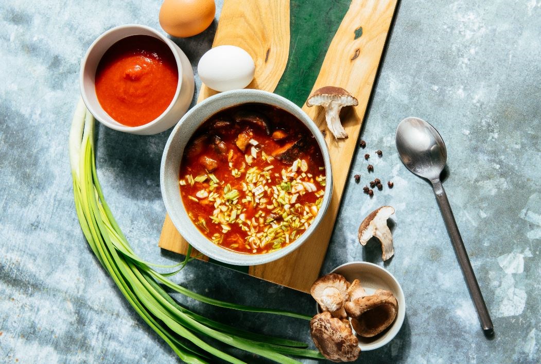 Sičuaņas asi skābā tomātu zupa ar sēnēm 