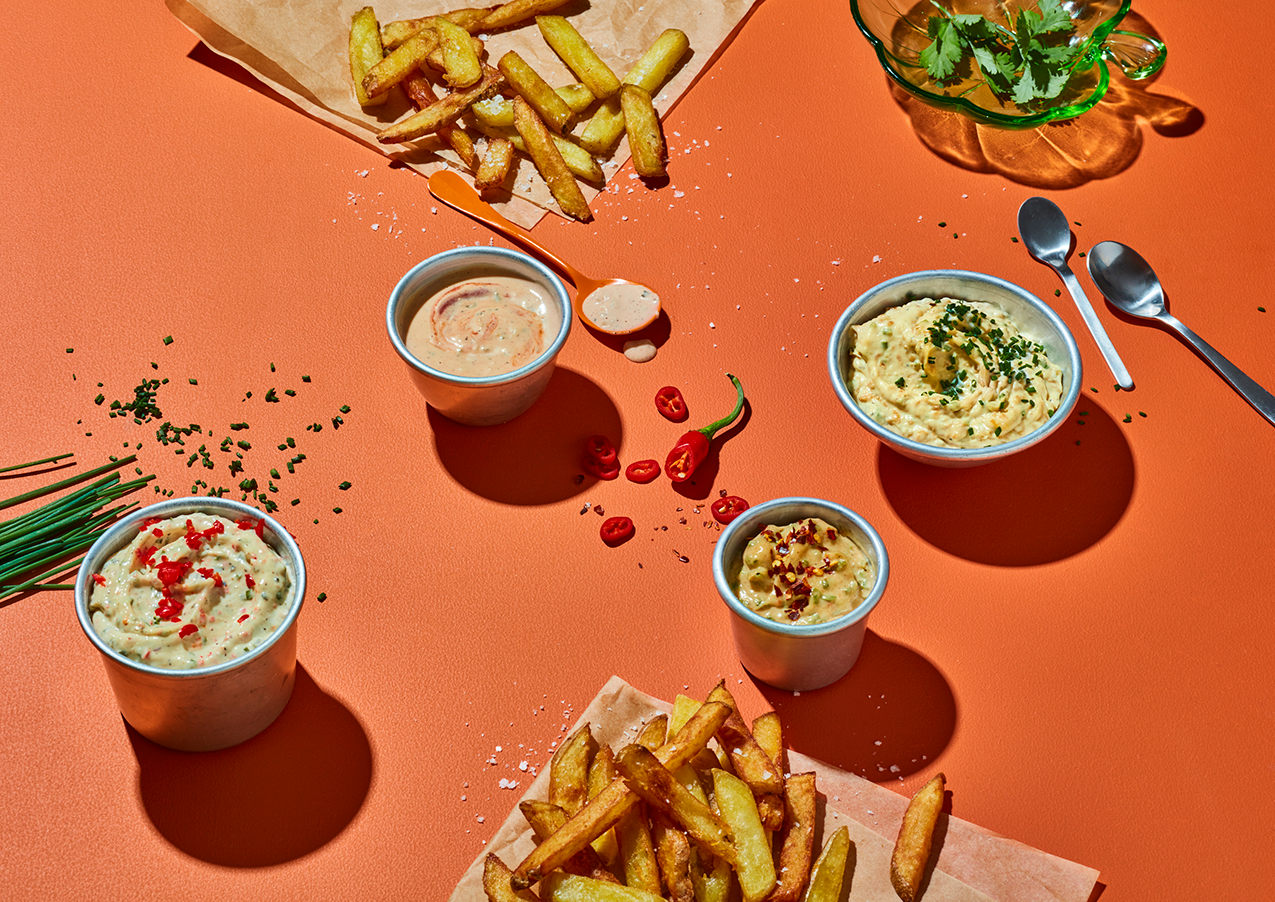 dressing och sås serverat med pommes på ett bord