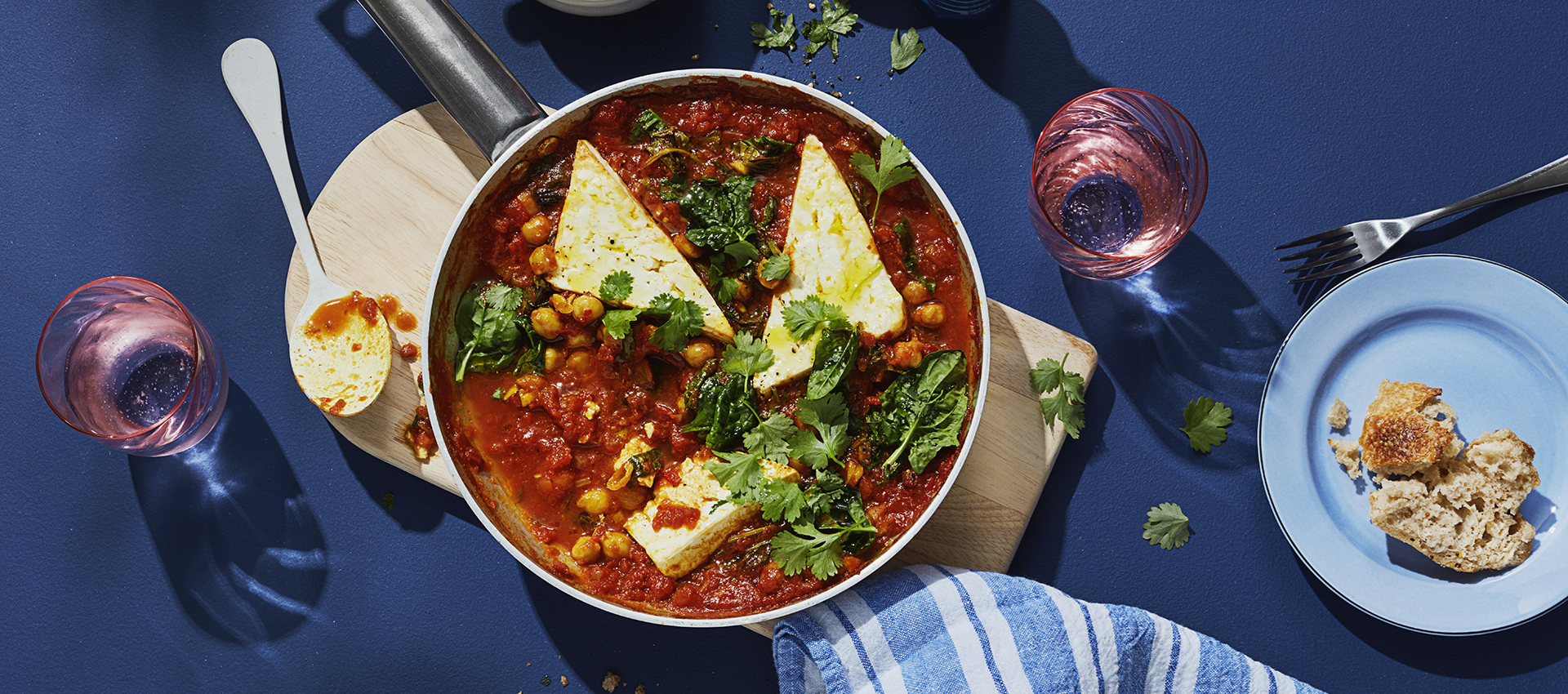 Kerrie-mango stoofpotje met kikkererwten en gebakken feta