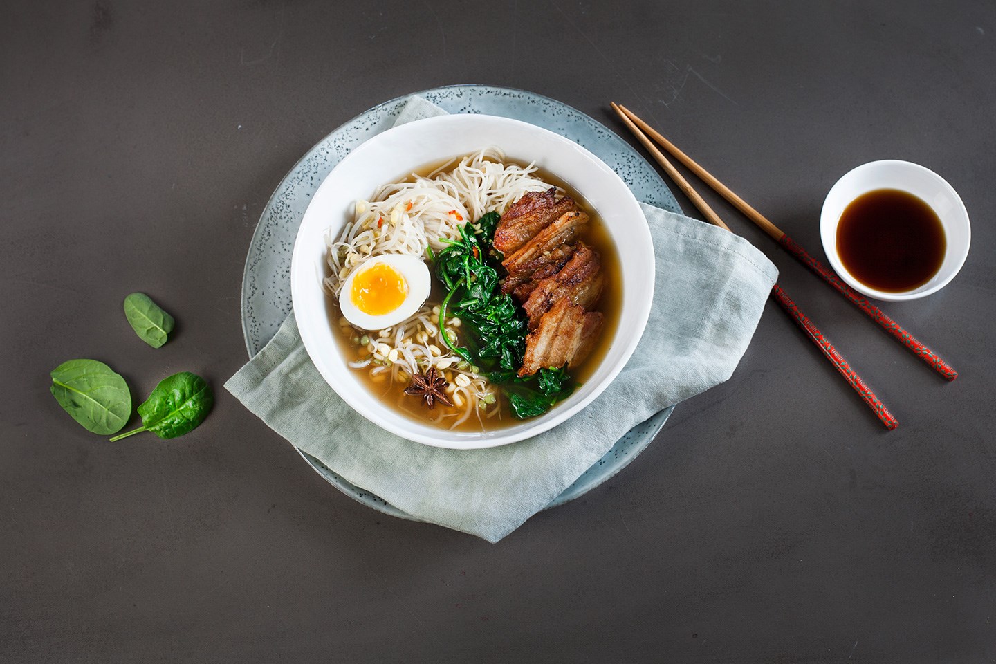 Cūkgaļas un olu ramen nūdeļu zupa