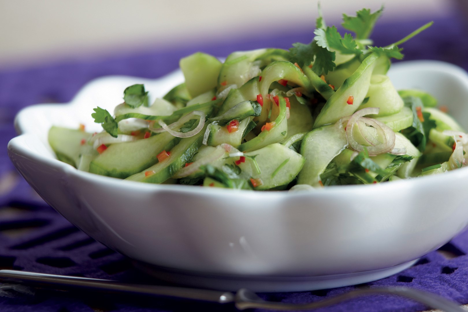 Thailändsk gurksallad med chili och färsk koriander