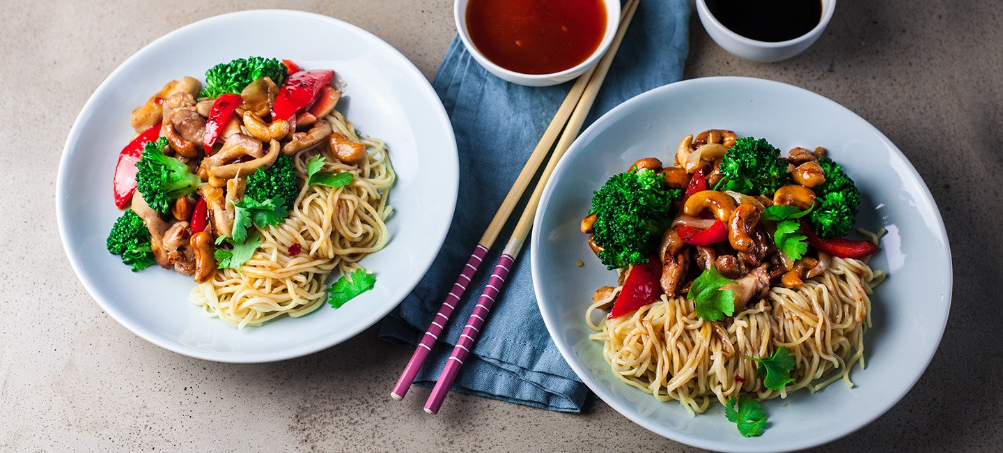 Wok med kylling, cashewnødder og nudler 