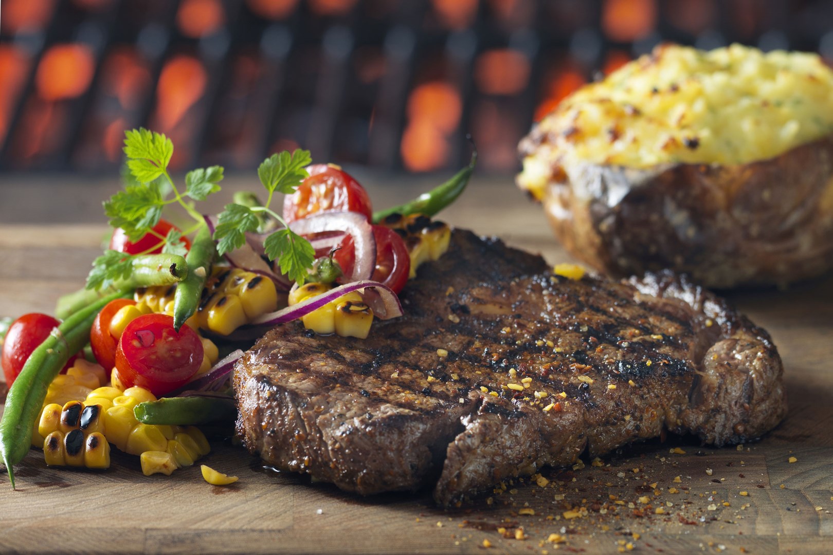 Entrecôte med jacket potatoes och grillad majs och bönsallad