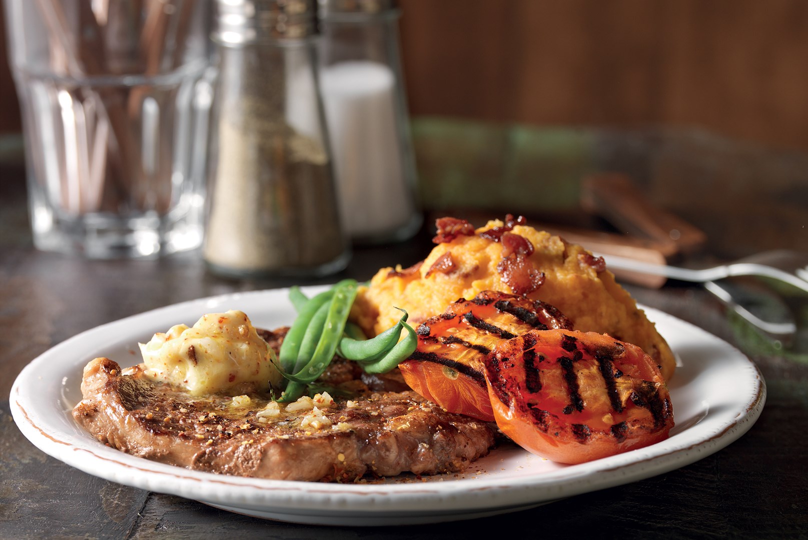 Rib Eye Steak mit Süßkartoffelpüree und gegrilltem Gemüse