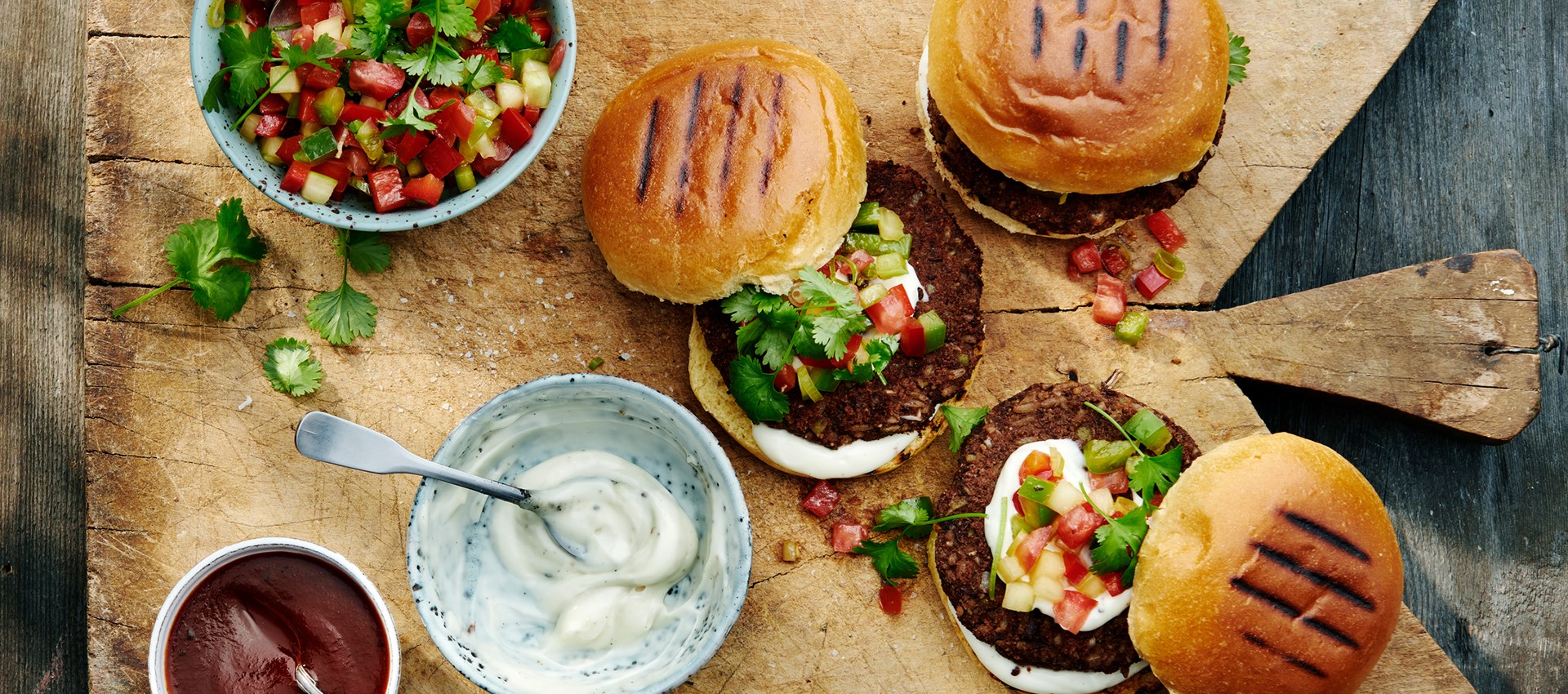 Kolgrillad Black bean burger med chiliensk pebre, vegansk aioli och chipotlesås