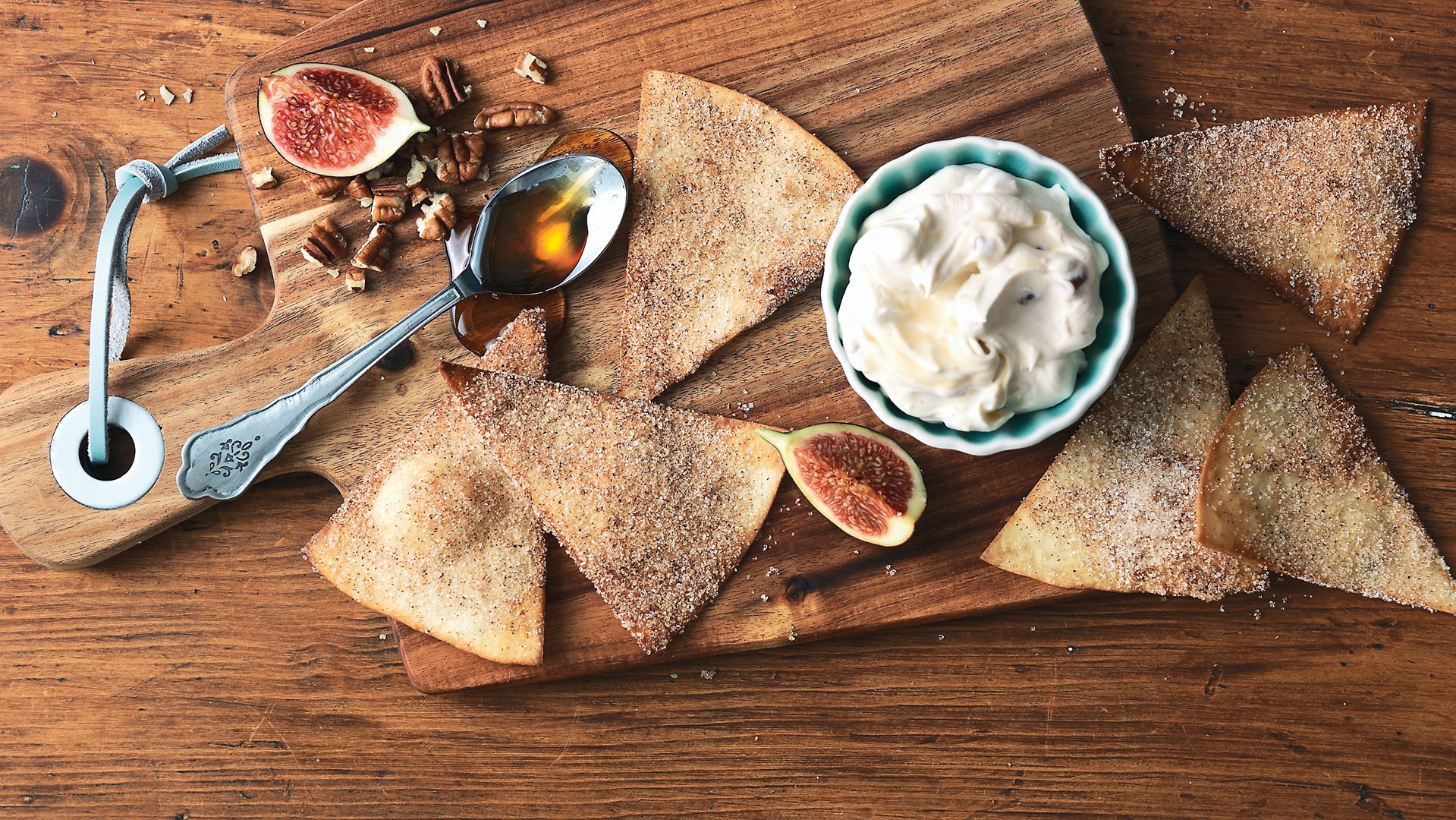 Tortilla-flögur með kanil, hnetum og sírópi