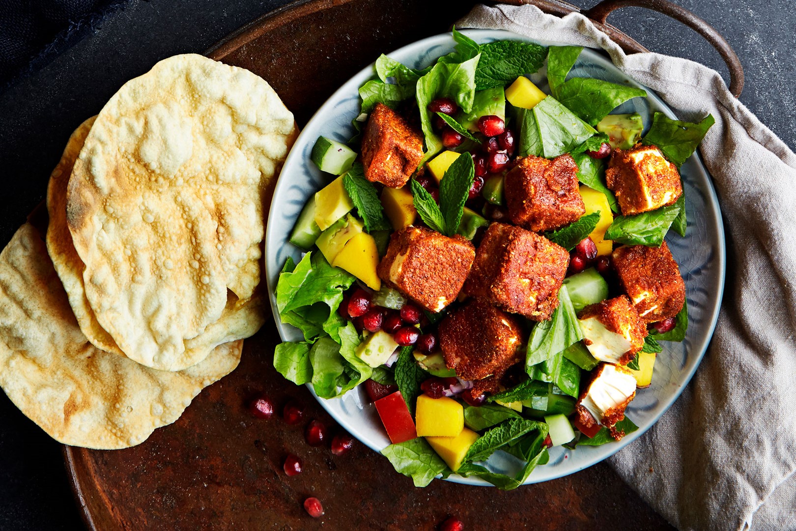 Indisk salat med krydret tofu og papadums