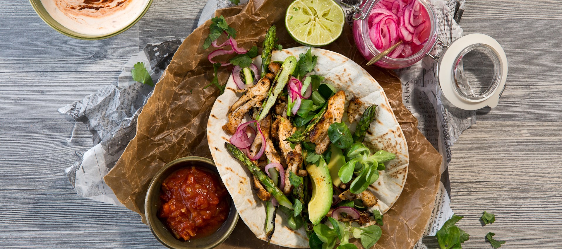 Kycklingtacos med grillad sparris och kryddig gräddfil    