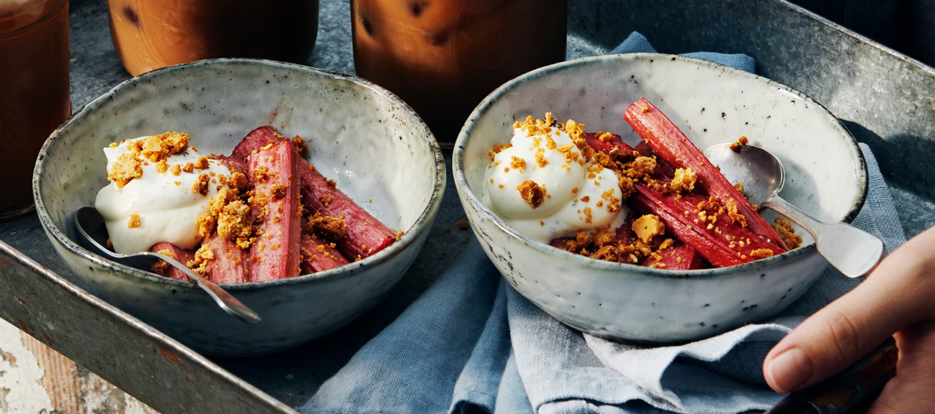 Grillade honungs- och vaniljrabarber med kardemummagrädde och grillad vit choklad