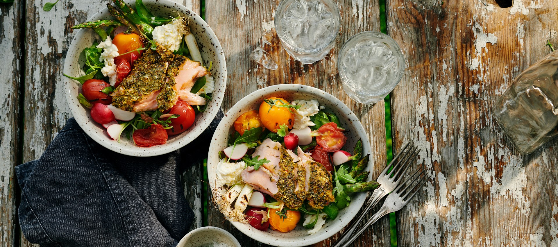 Örtrubbad lax med grillad tomatsallad och mozzarella