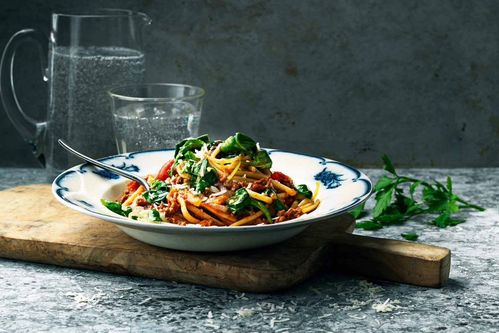 Bolognese med spenat och pasta på en tallrik