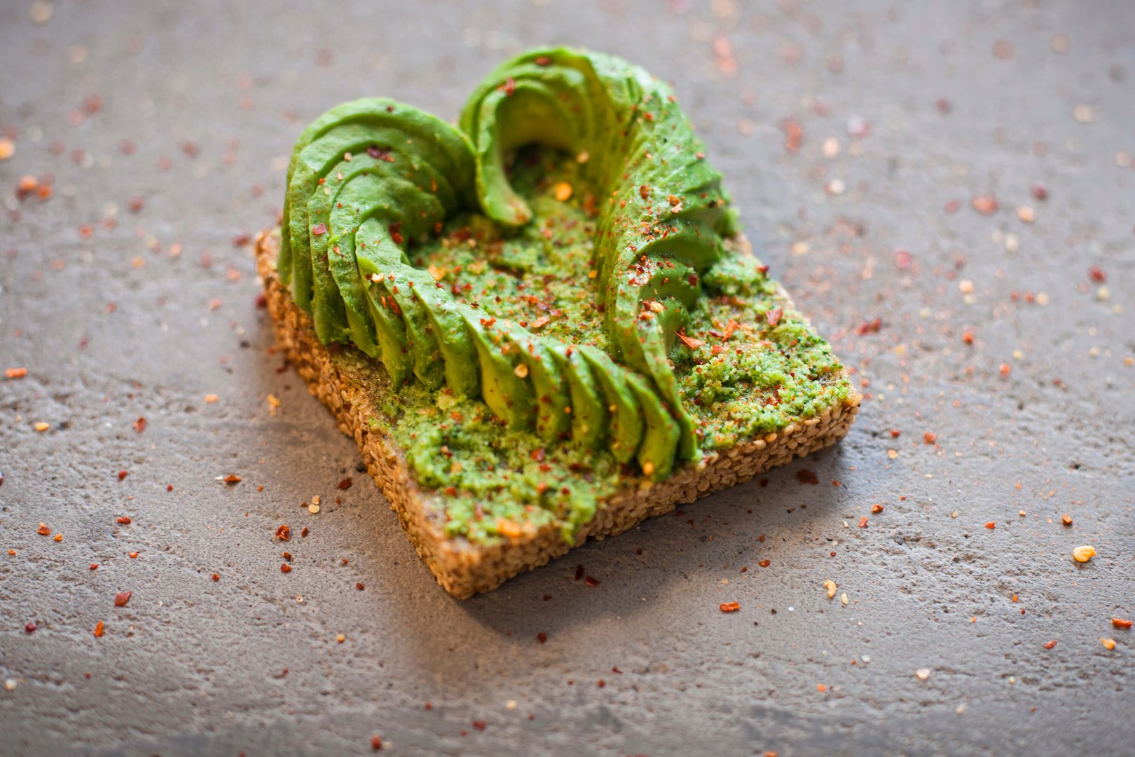 Smörgås med broccolipesto och ett hjärta av avokado