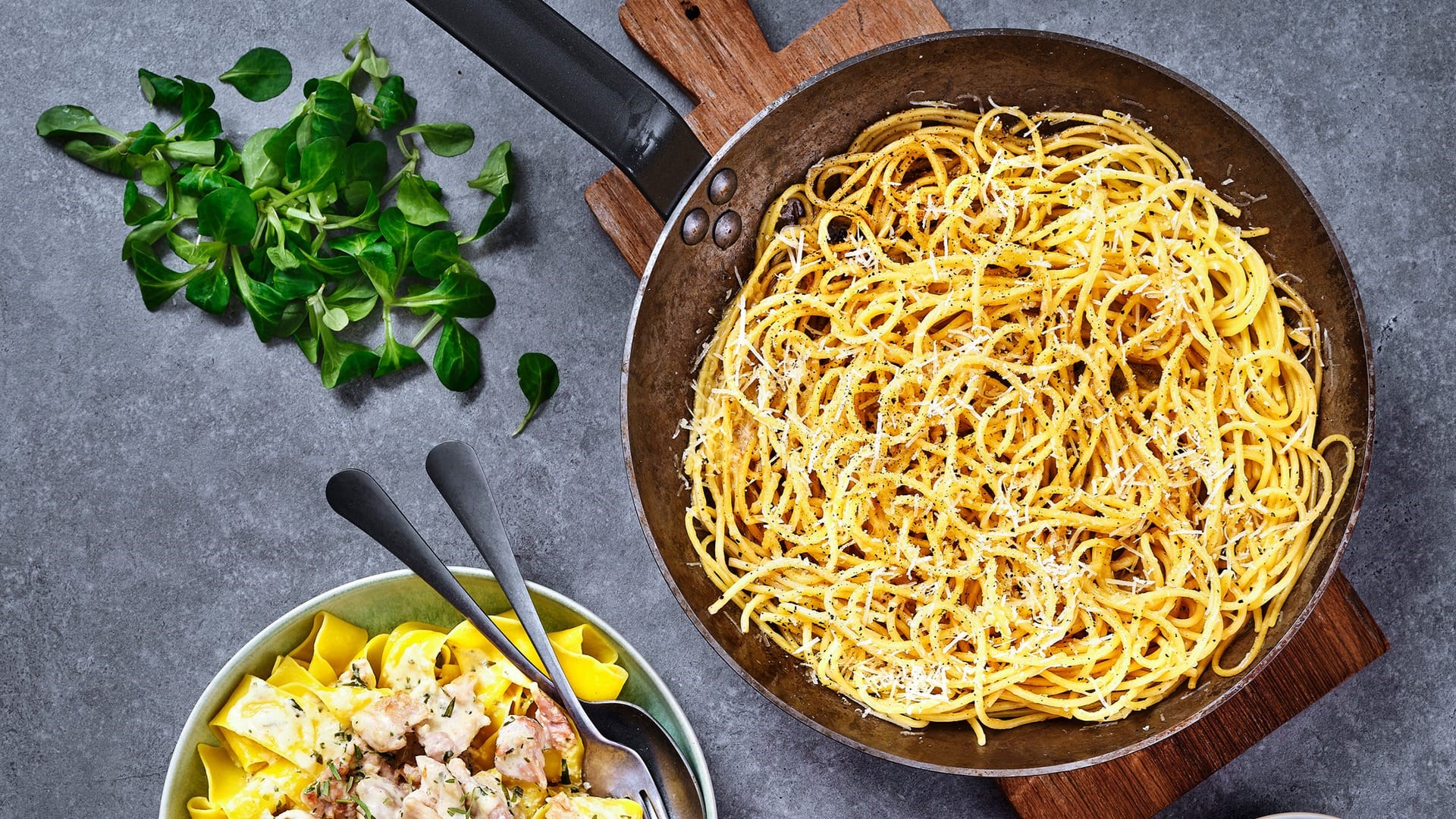 Pastarätten Cacio e Pepe i en stekpanna