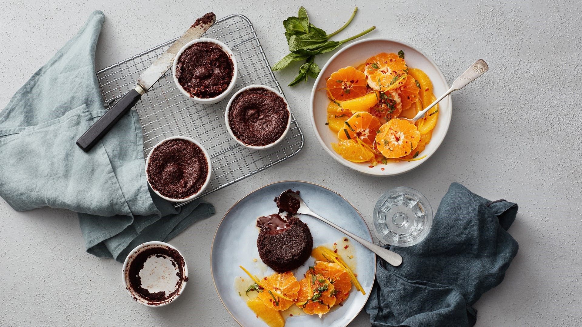 chokladdessert serverad på bordet med apelsin