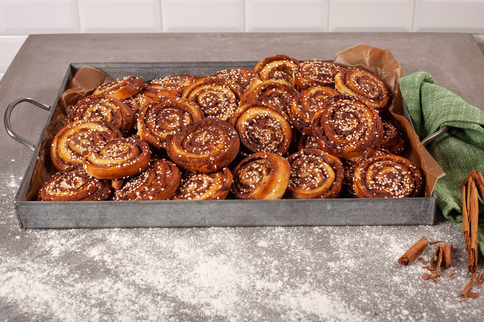 Kanelbullar med ceylonkanel och mandelmassa 