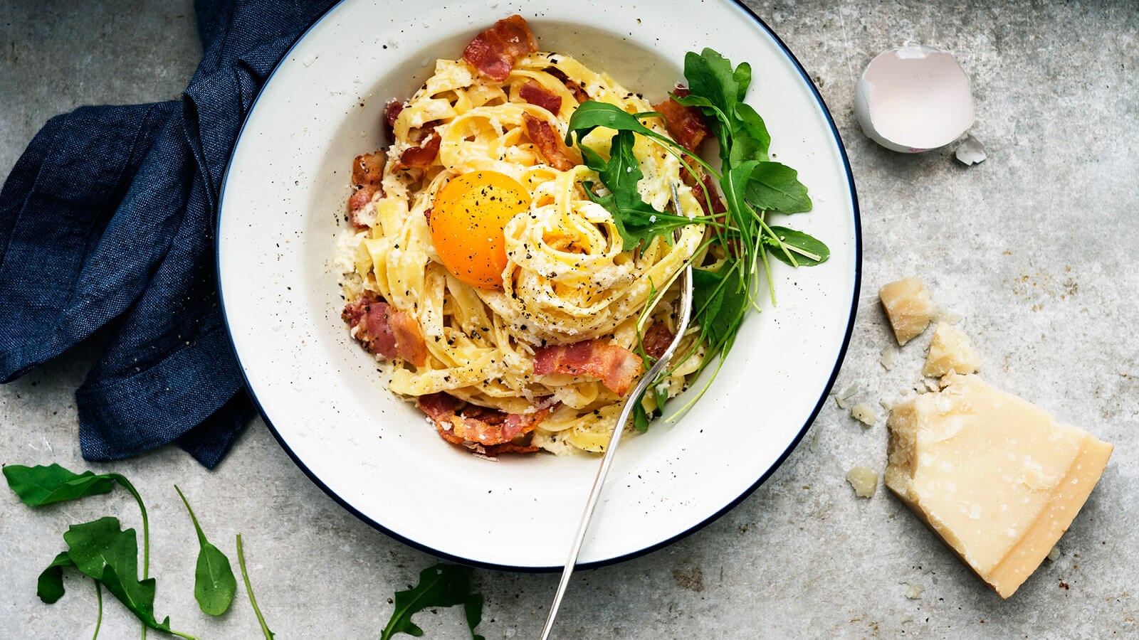 Spagetthi carbonara upplagd med en tallrik