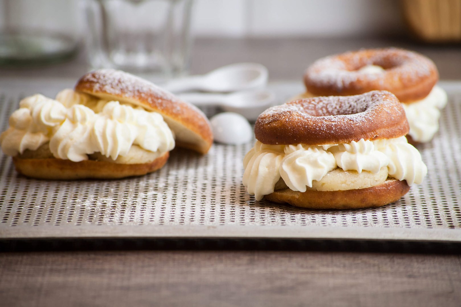 Donutsemlor upplagda på en plåt