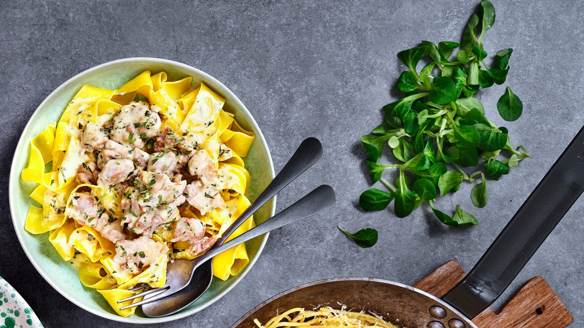 Pâtes au poulet et à la sauce crémeuse à l’estragon