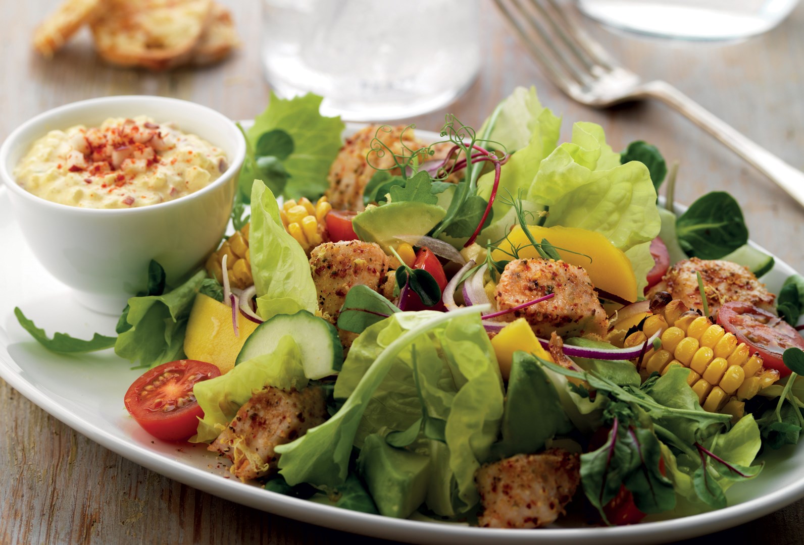 Kycklingsallad med färsk mango och avokado