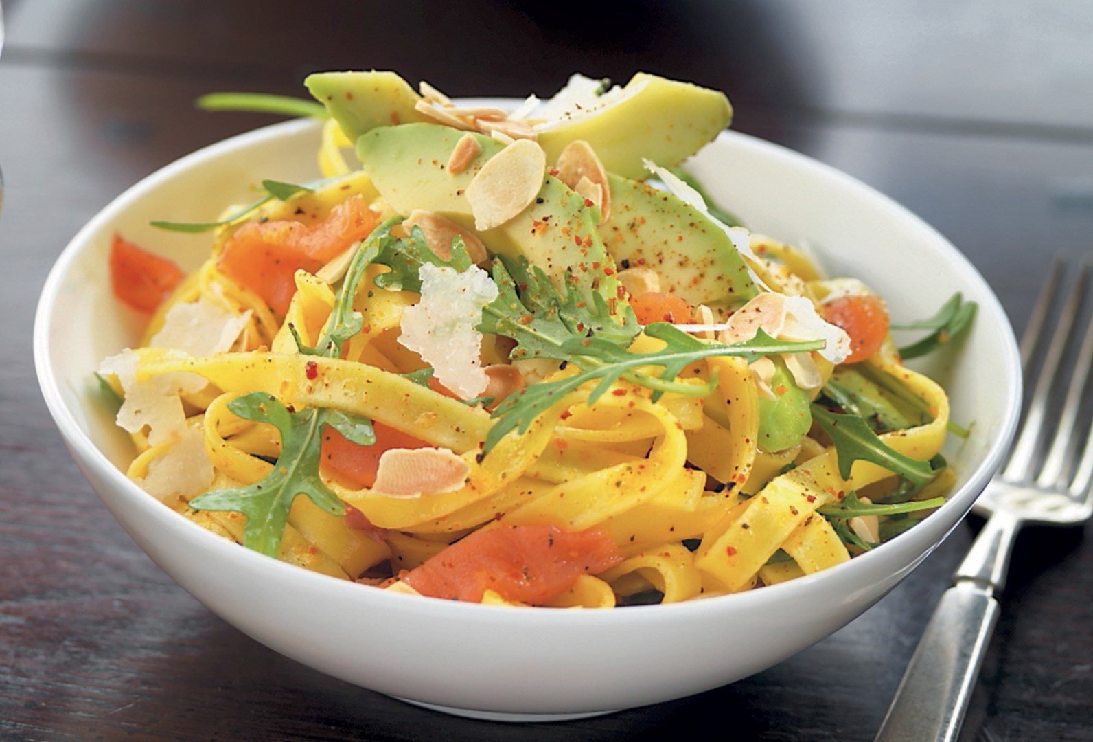 Laxpasta med citron, avokado och parmesan