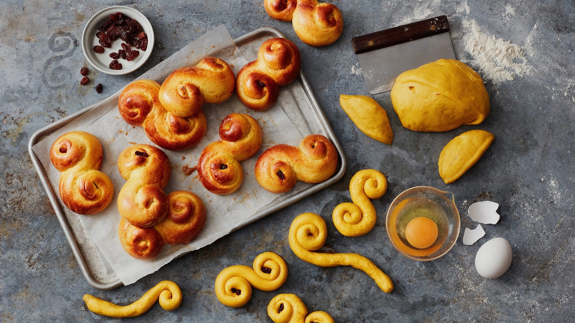 lussekatter med saffran tillagas på plåt