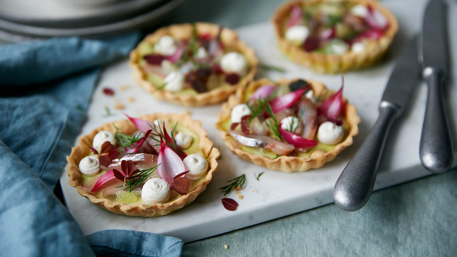 Matjessillpannacotta med picklad rödlök och syrad färskost