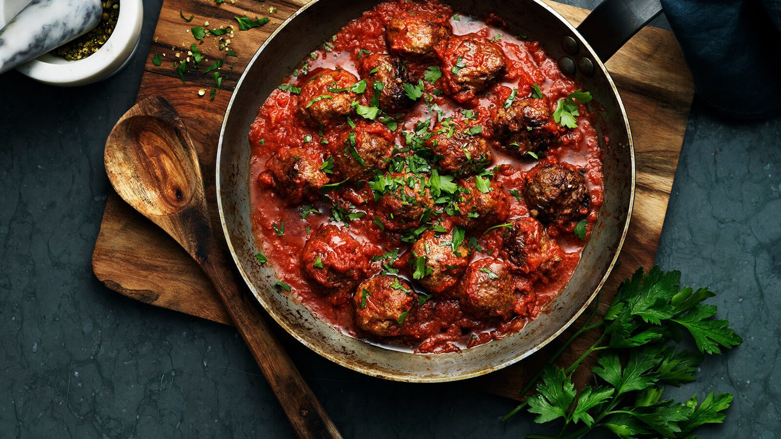 Köttbullar i tomatsås kryddad med grönpeppar